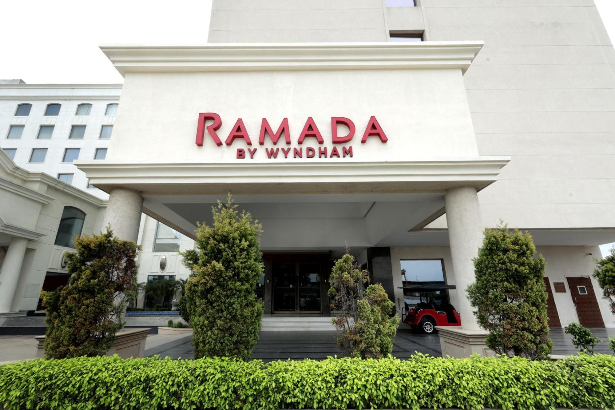 Ramada By Wyndham Lucknow Hotel And Convention Center Luaran gambar