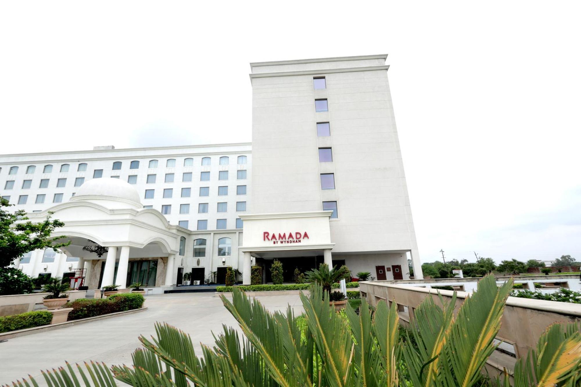 Ramada By Wyndham Lucknow Hotel And Convention Center Luaran gambar