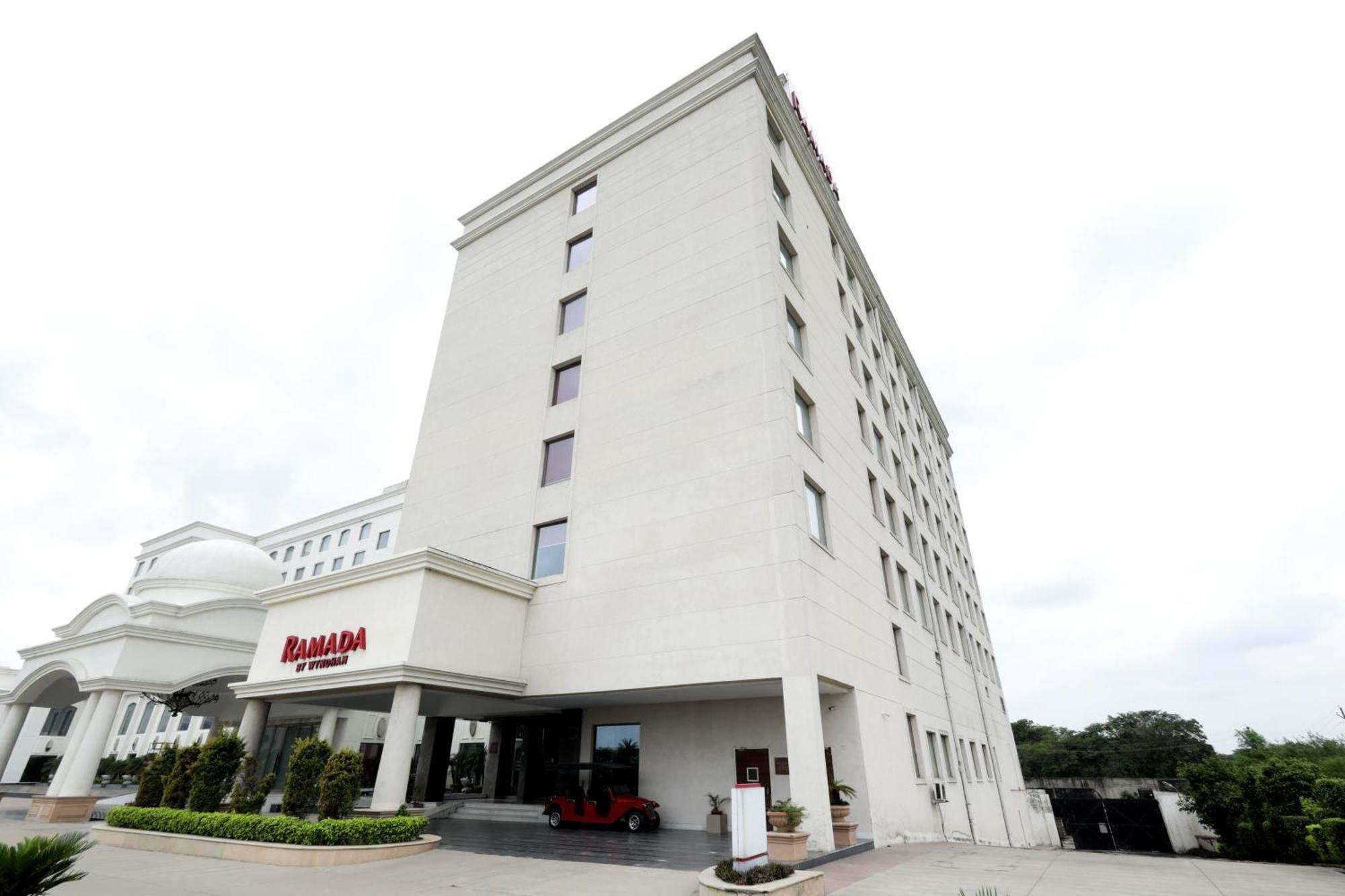 Ramada By Wyndham Lucknow Hotel And Convention Center Luaran gambar